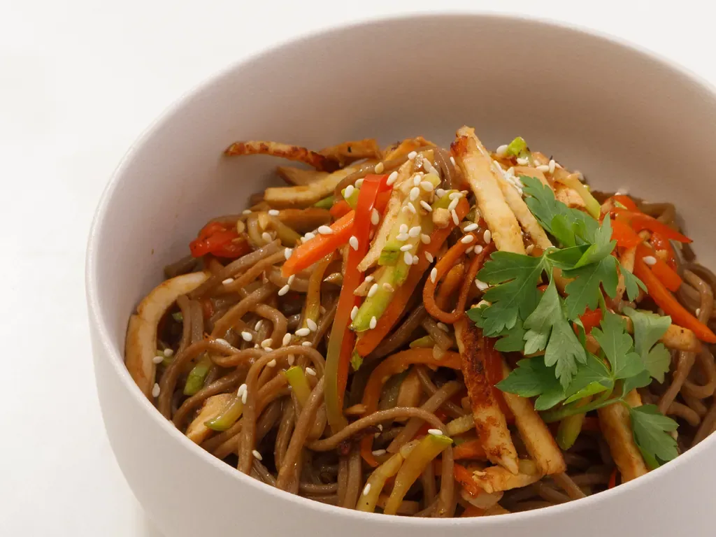 Гречневая лапша — С курицей и овощами