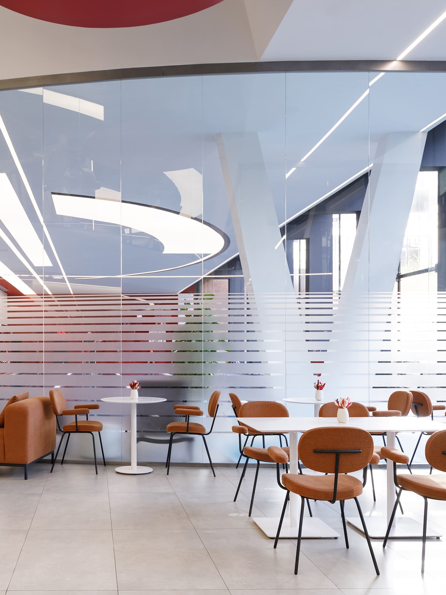 Светлый зал Norme Cafe Хамовники с терракотовой посадкой