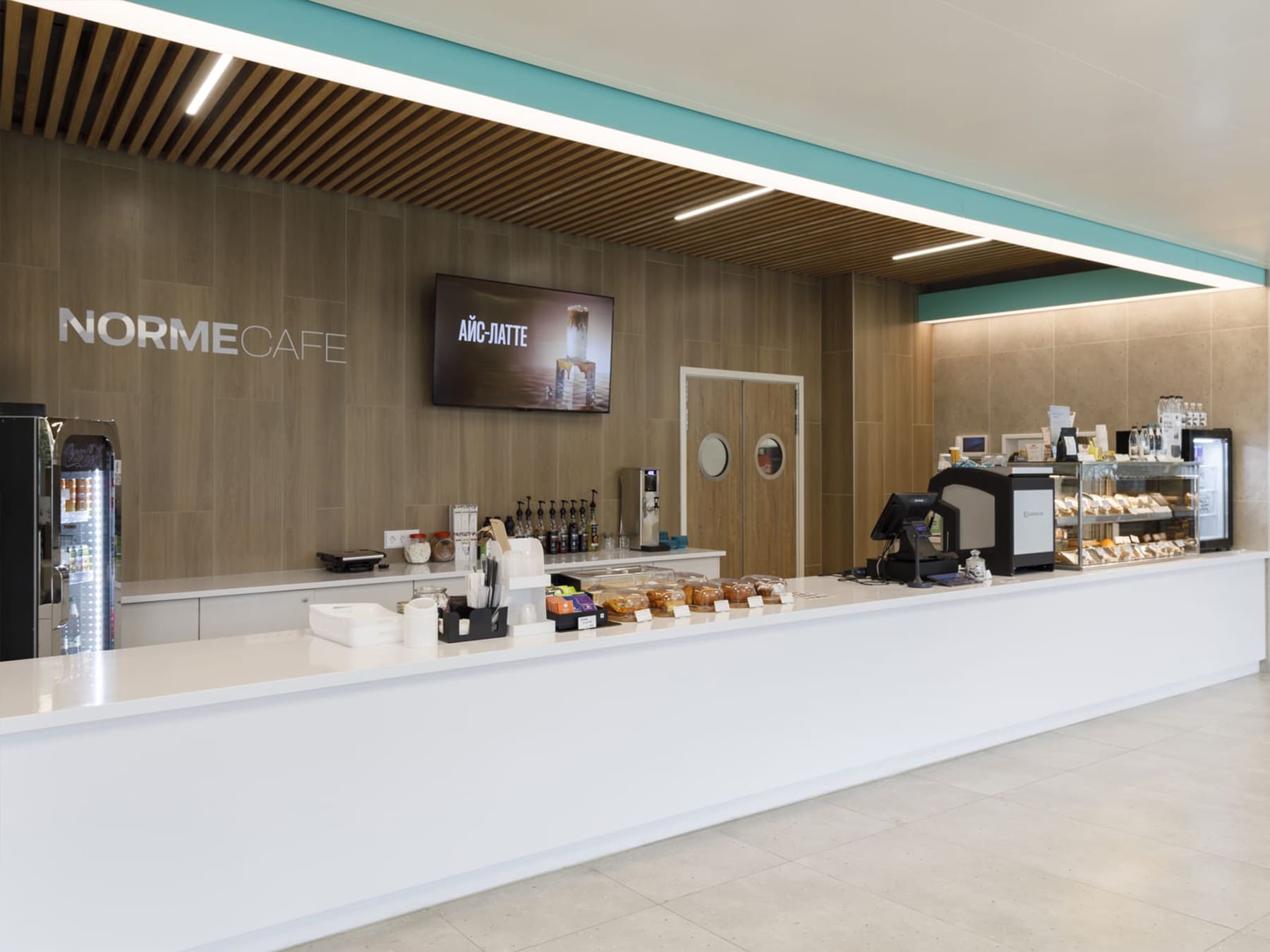 Зал Norme Cafe на восьмом этаже с барной стойкой и посадкой
