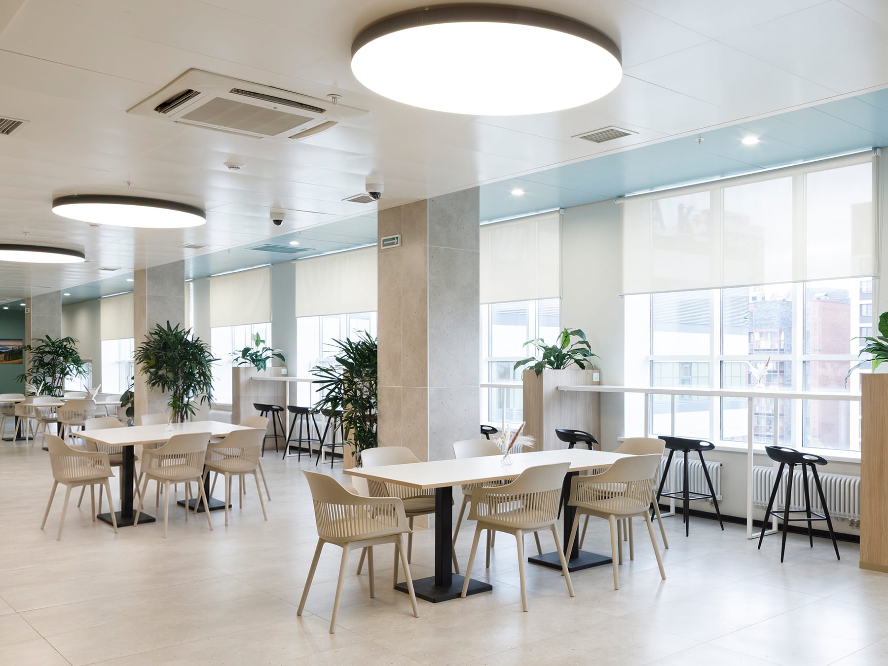 Посадочные места Norme Cafe у панорамных окон