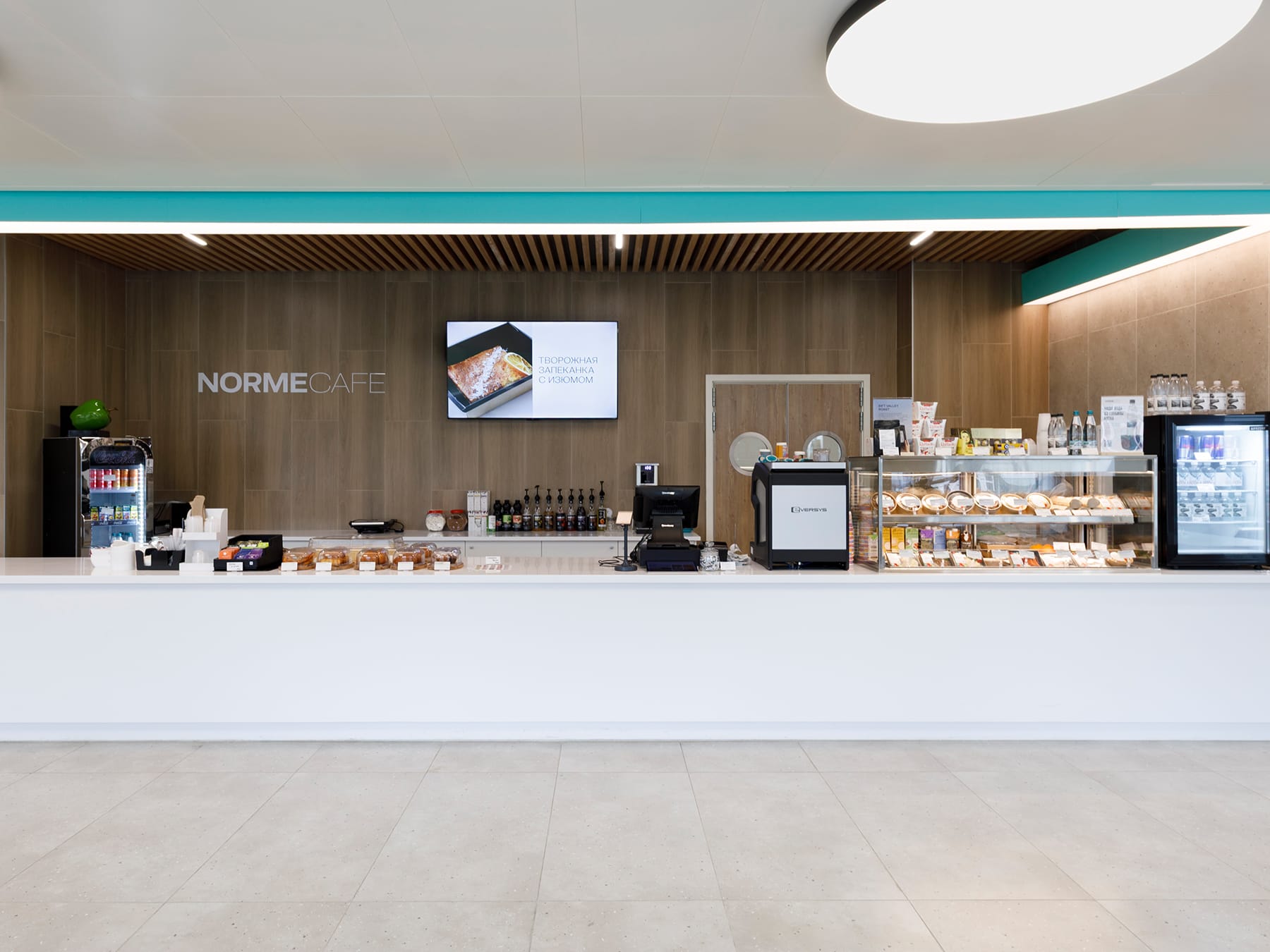 Светлый зал Norme Cafe на восьмом этаже