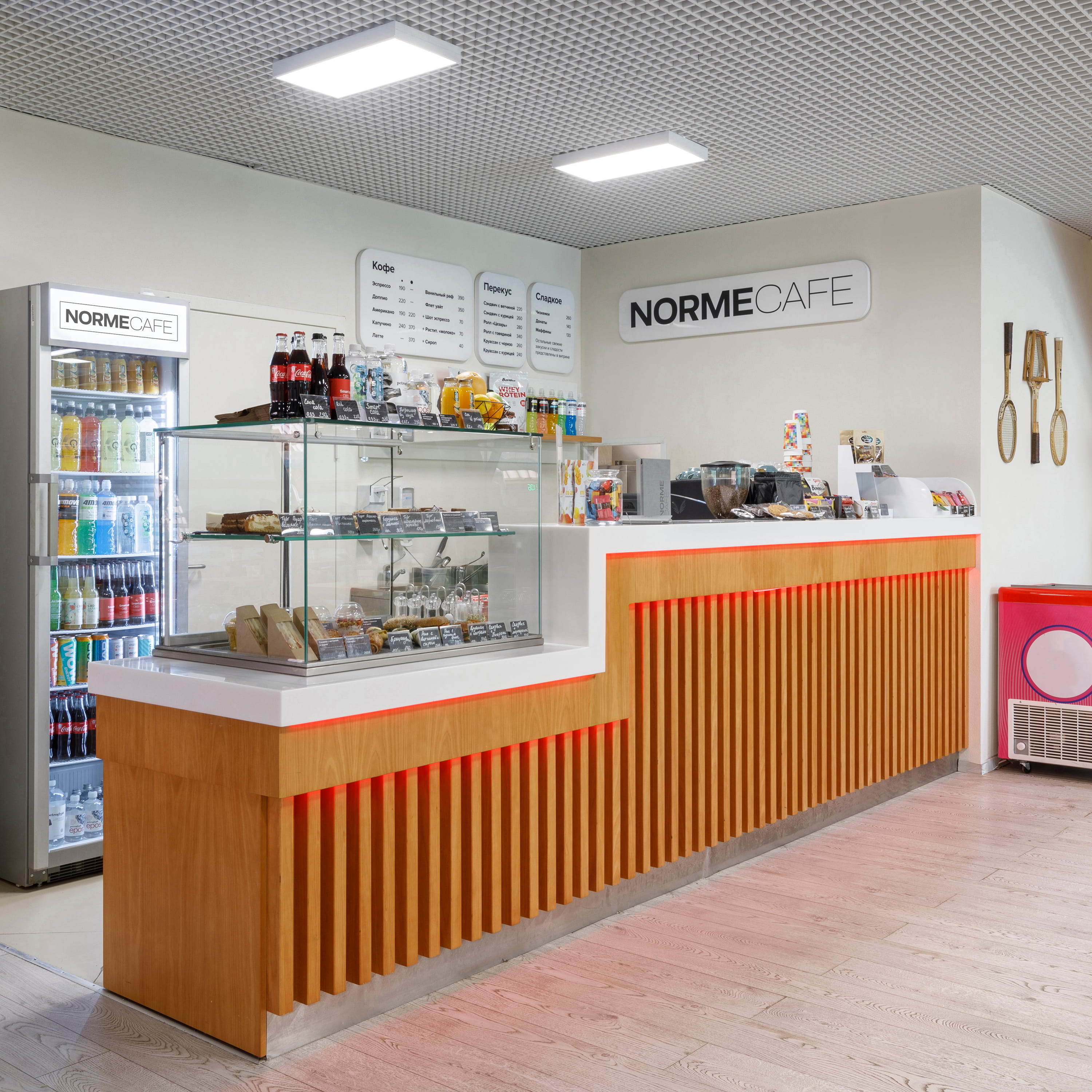 Интерьер Norme Cafe Сокольники с деревянными арками