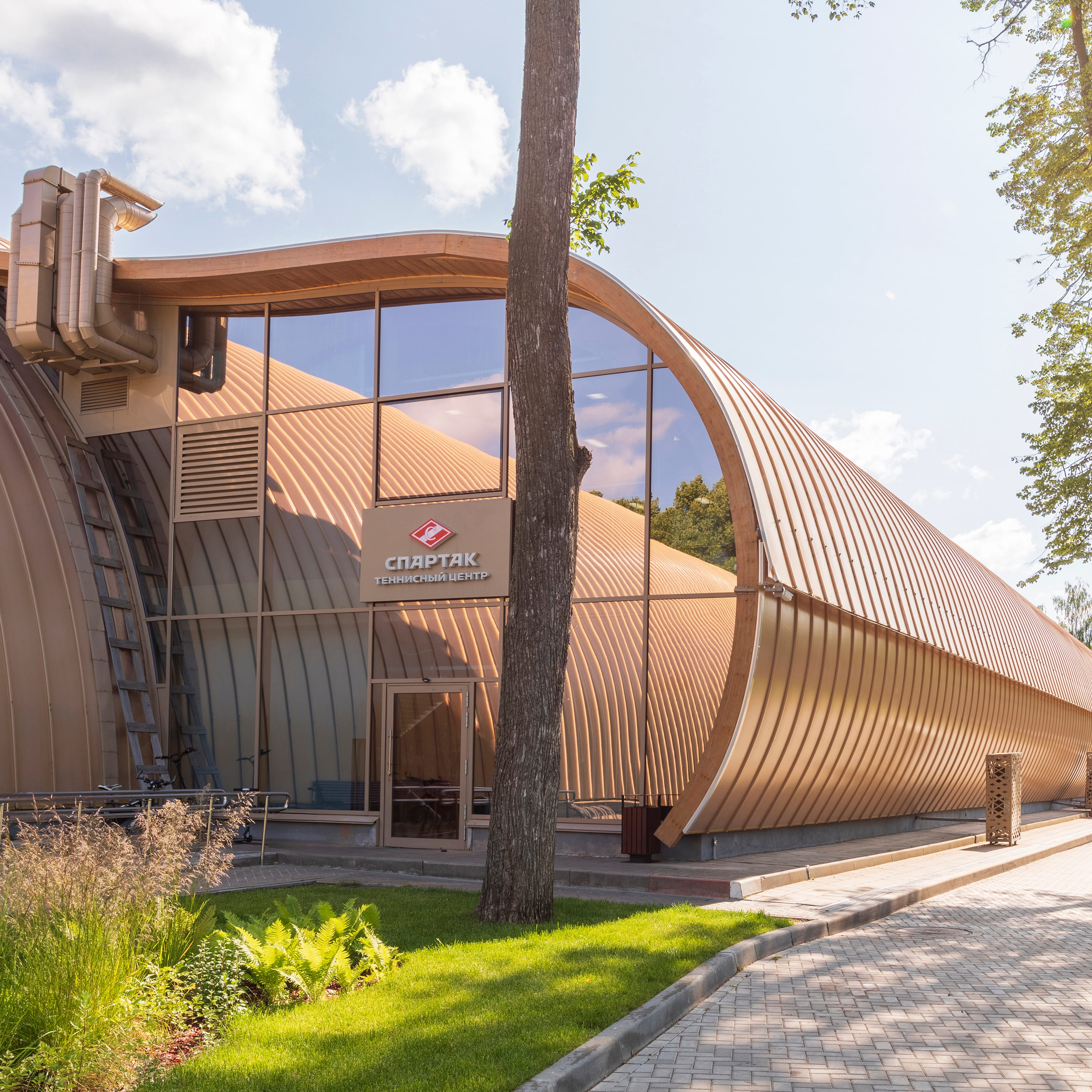 Панорамные окна Norme Cafe Сокольники с видом на парк