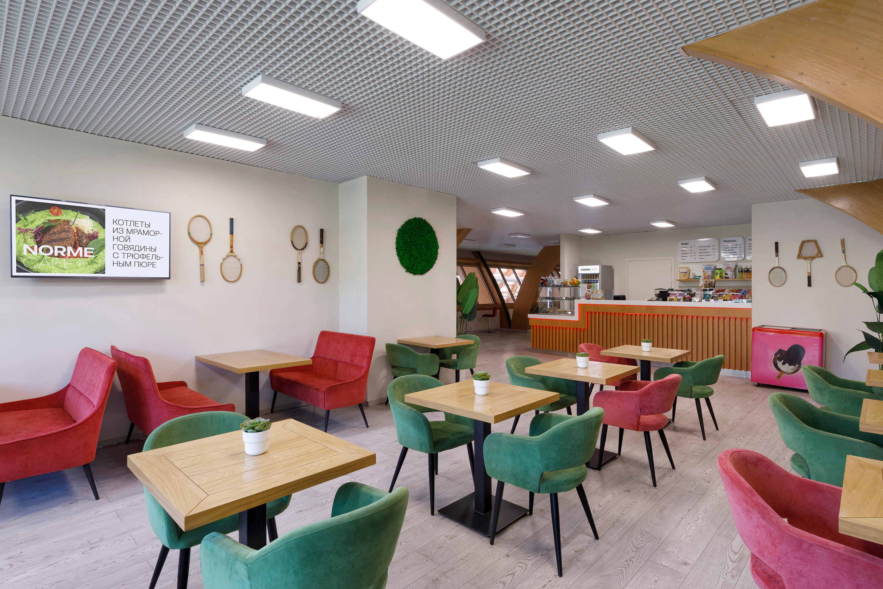 Светлый зал Norme Cafe Сокольники с мягкой посадкой