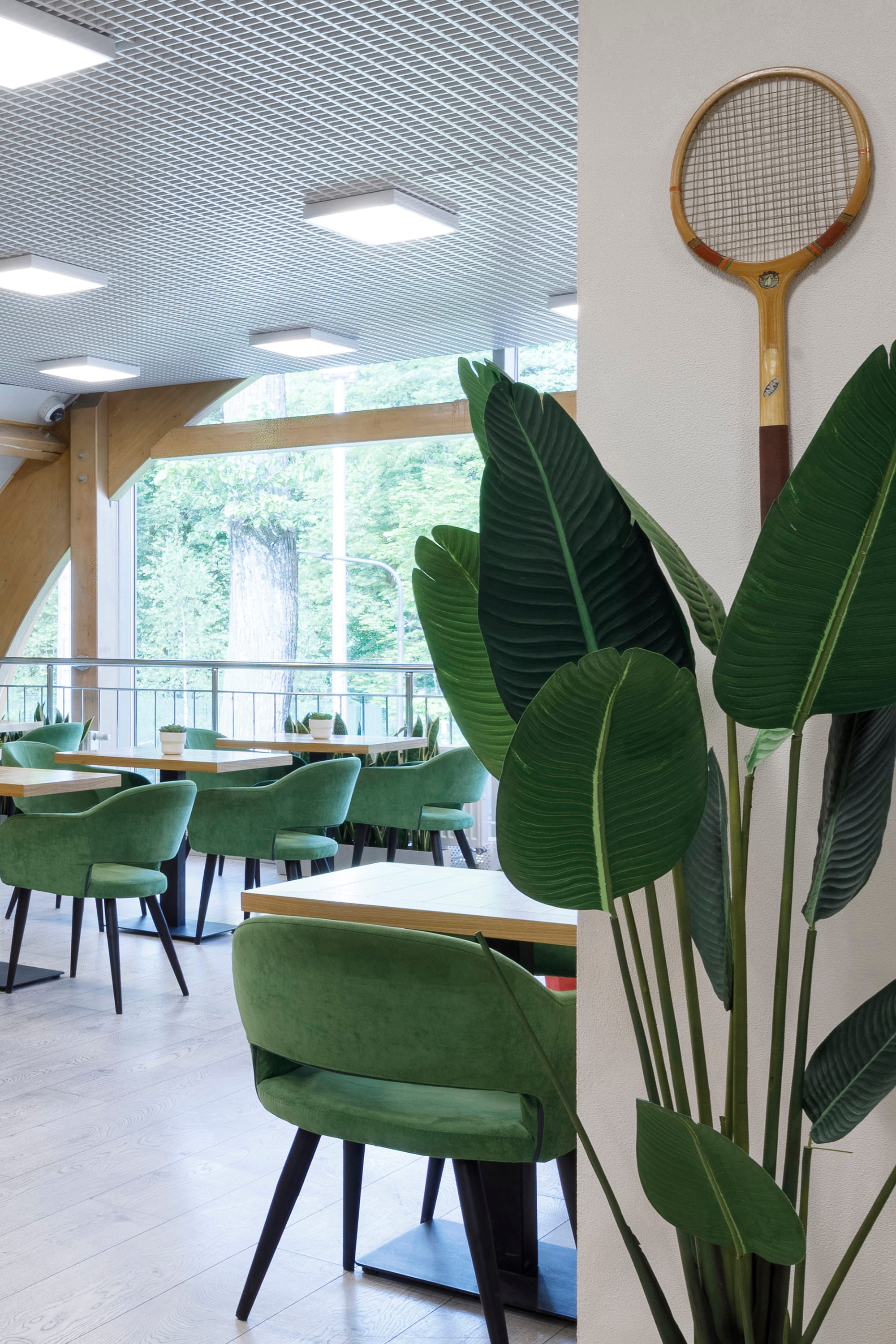 Деталь интерьера Norme Cafe Сокольники с видом на парк