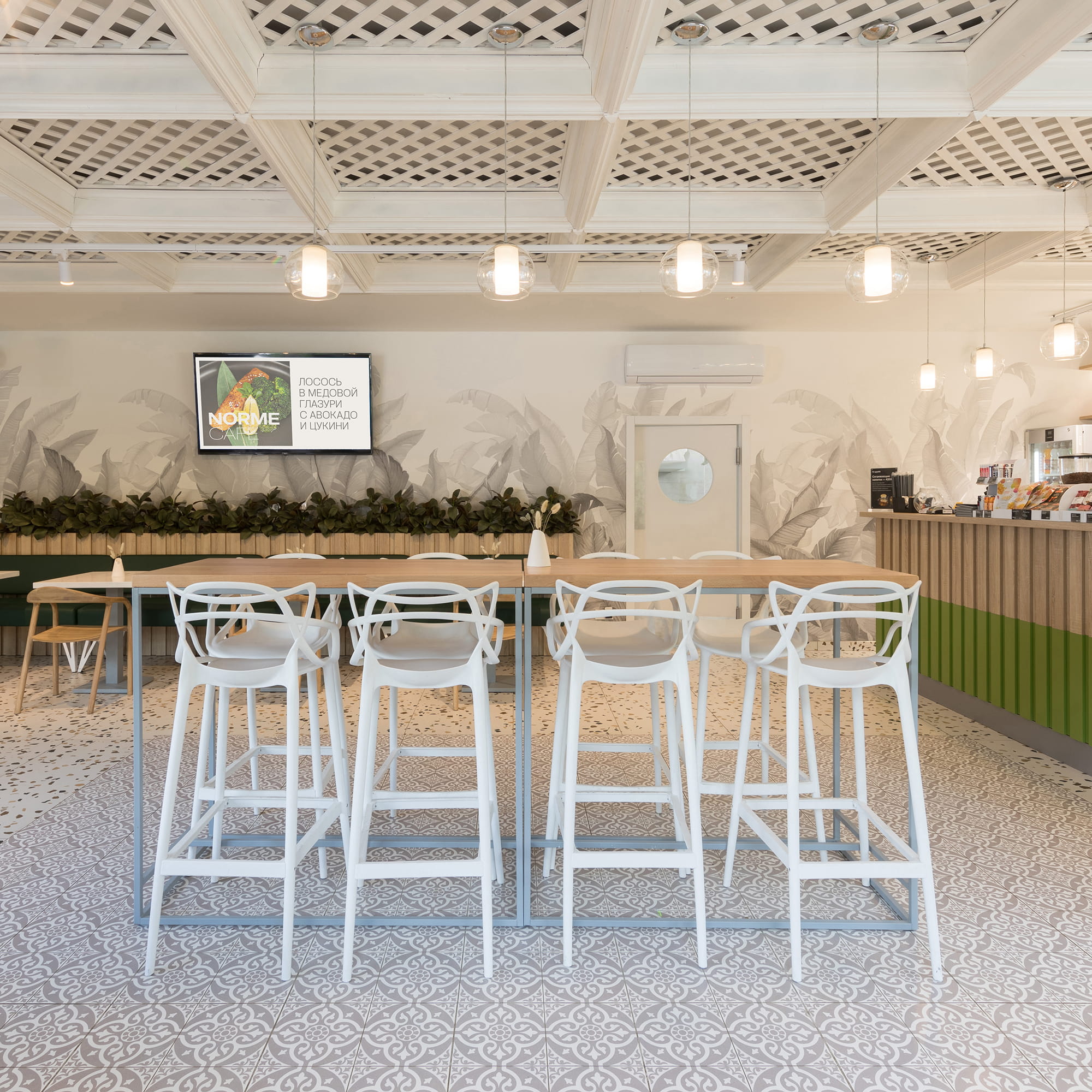 Интерьер Norme Cafe VitaSport с барной стойкой