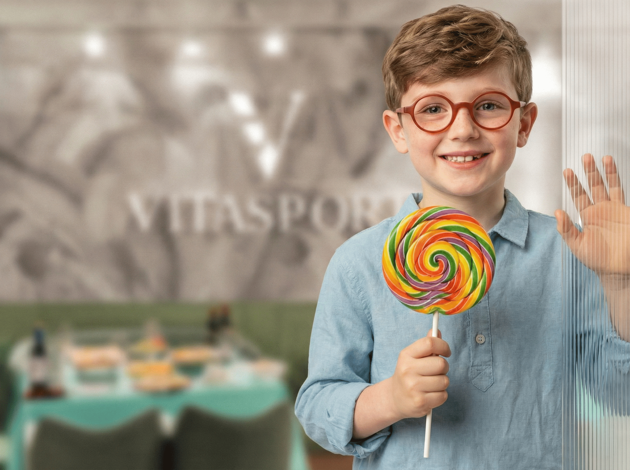 Ребёнок с леденцом на детском празднике в VitaSport