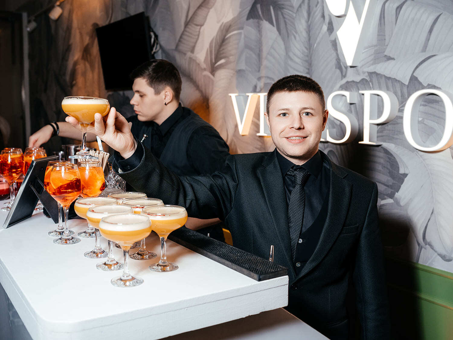 Гости за столом на мероприятии в Norme VitaSport