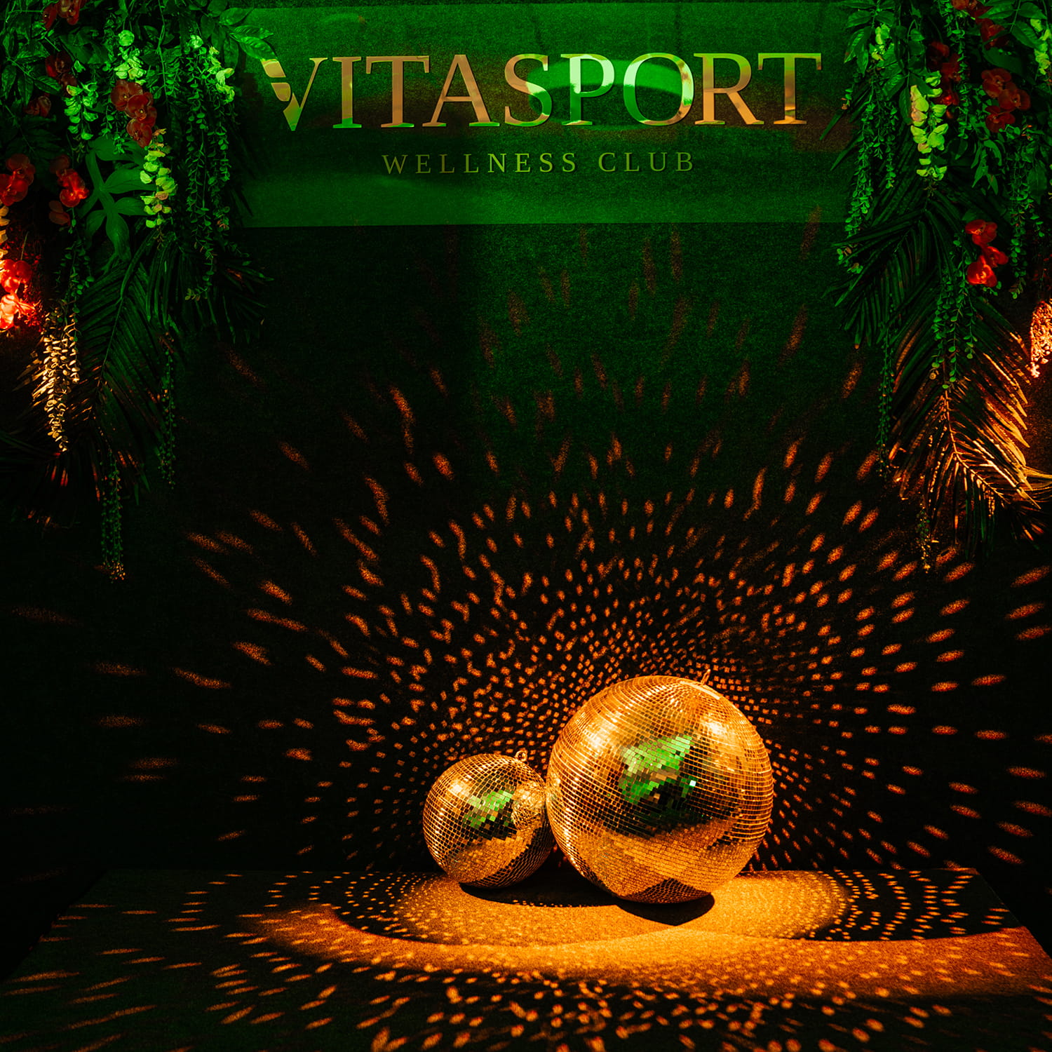 Зелёная фотозона VitaSport с диско-шарами