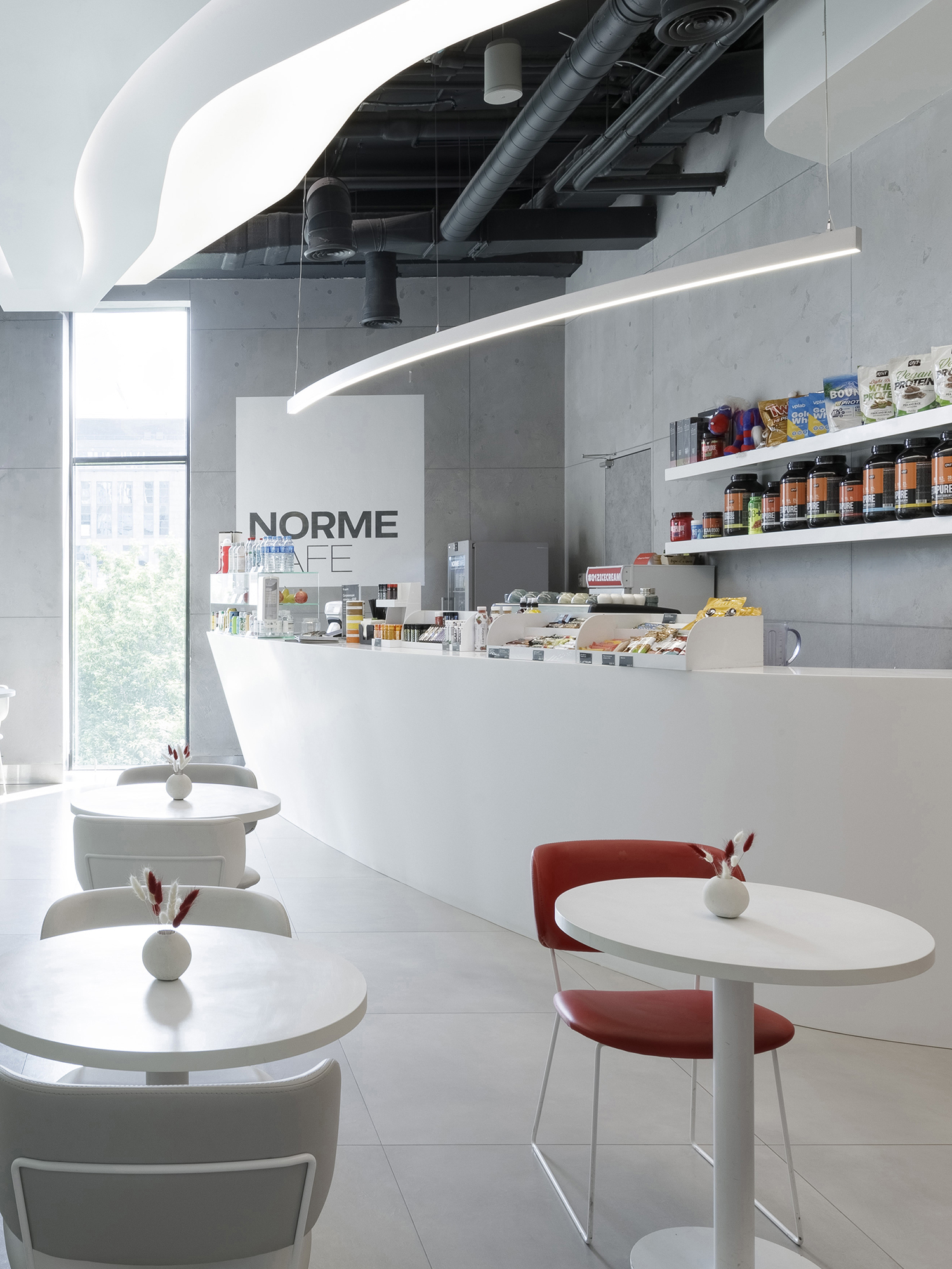 Барная стойка Norme Cafe в светлом интерьере