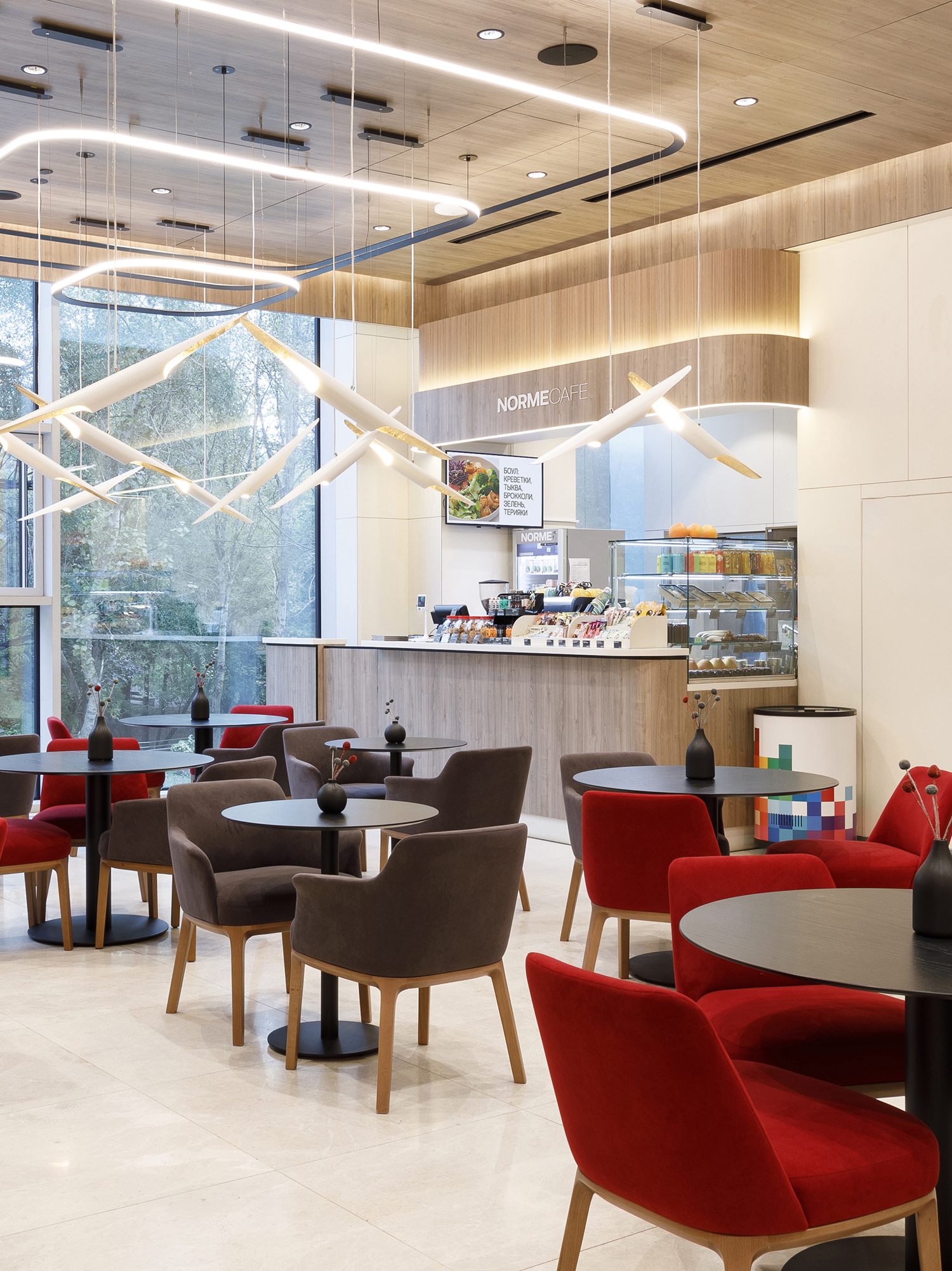 Интерьер Norme Cafe с подвесными светильниками